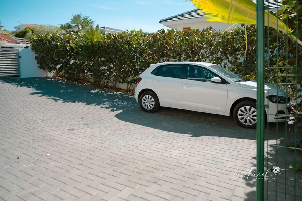 Goudhaen Luxury Private Apartments Jan Thiel Beach エクステリア 写真