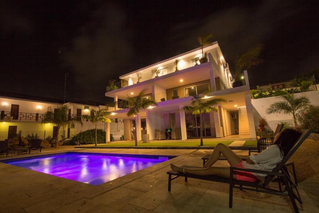 Goudhaen Luxury Private Apartments Jan Thiel Beach エクステリア 写真