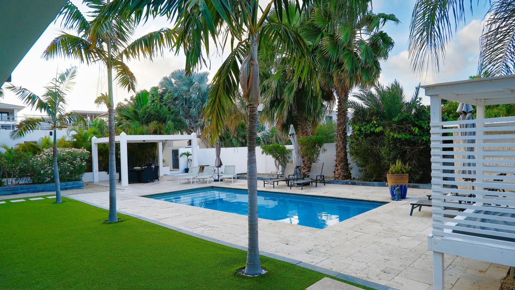 Goudhaen Luxury Private Apartments Jan Thiel Beach エクステリア 写真